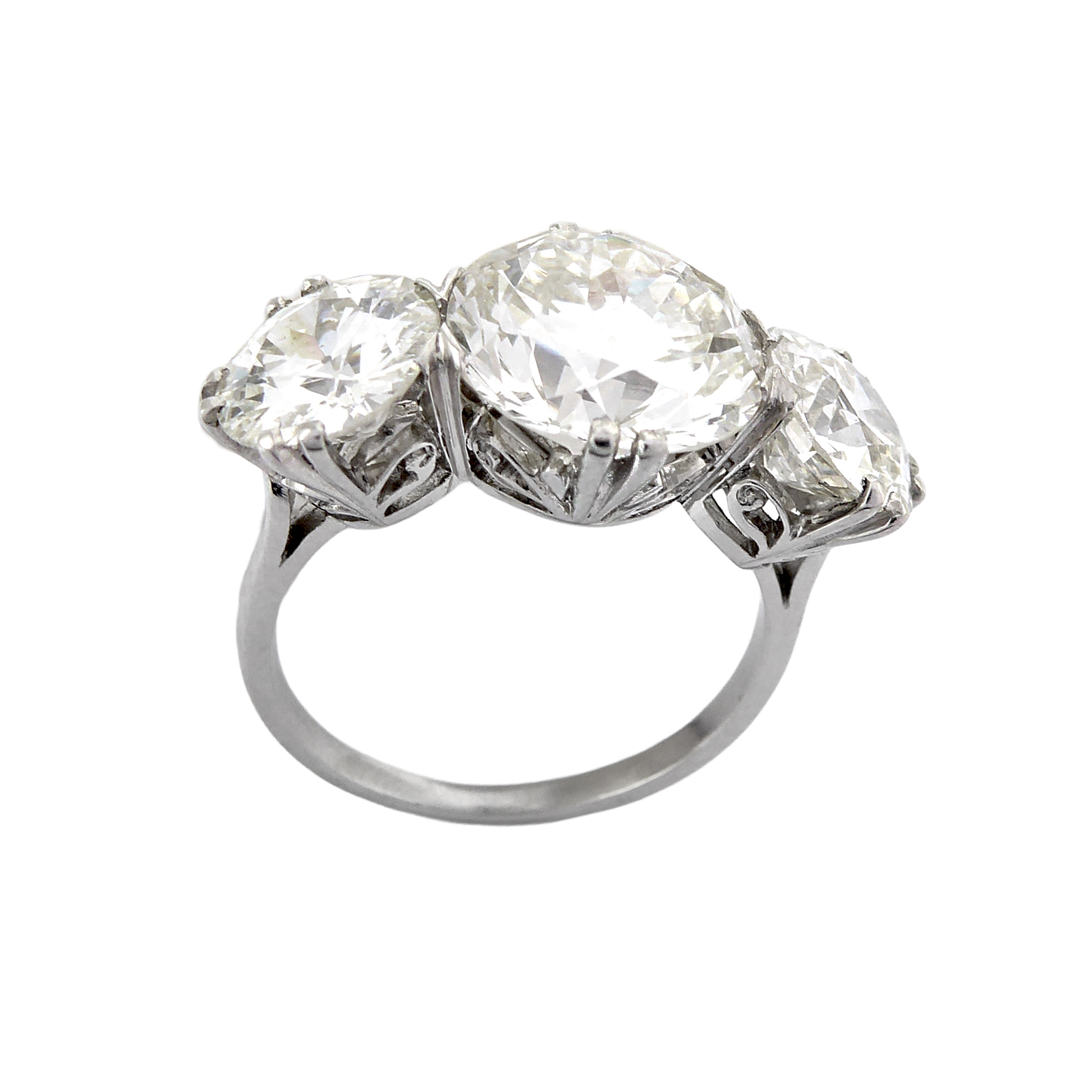 Mid-20th century three stone diamond ring, c.1950, with graduated transition brilliant cut diamonds, the central diamond approximately 4.35ct, J SI,